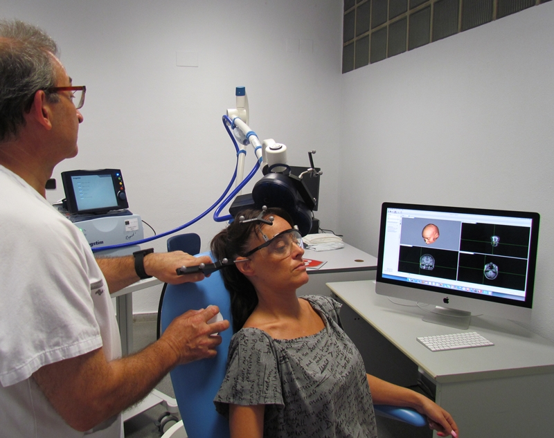 El Hospital Arnau de Vilanova incorpora el uso de la estimulación magnética transcraneal para tratar el dolor