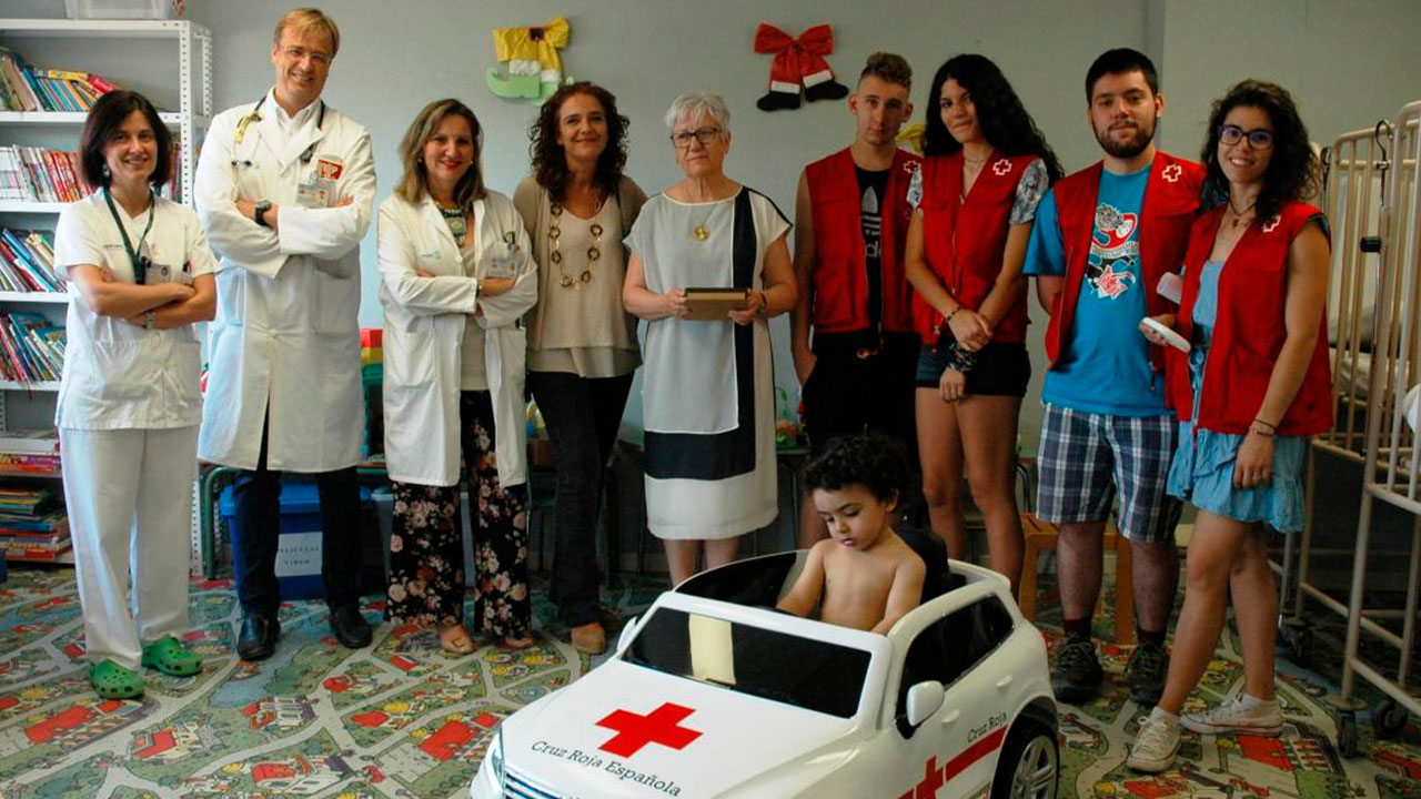 Cruz Roja Española dona al Hospital Universitario de Guadalajara un cochecito eléctrico para que los niños vayan al quirófano o a sus pruebas médicas