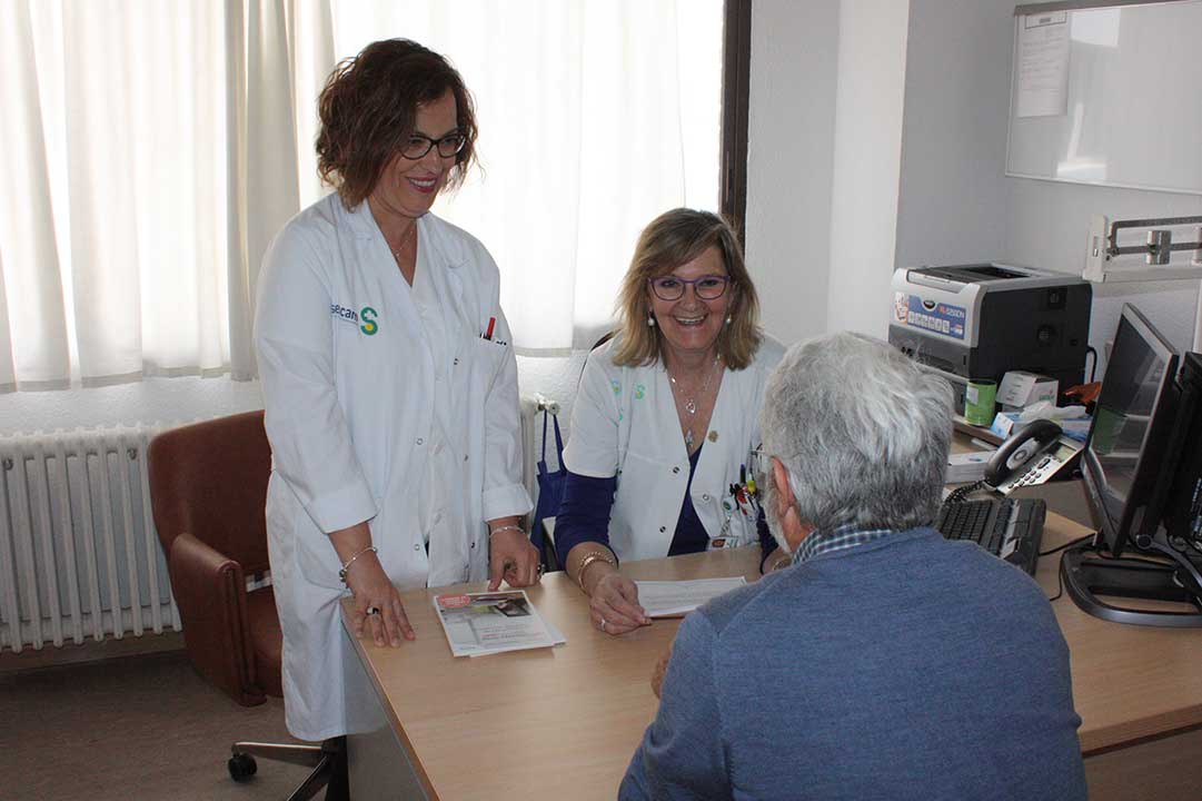 Enfermeras de las consultas de Neurologí­a forman cada dí­a a pacientes con esclerosis múltiple para mejorar el conocimiento de su patologí­a