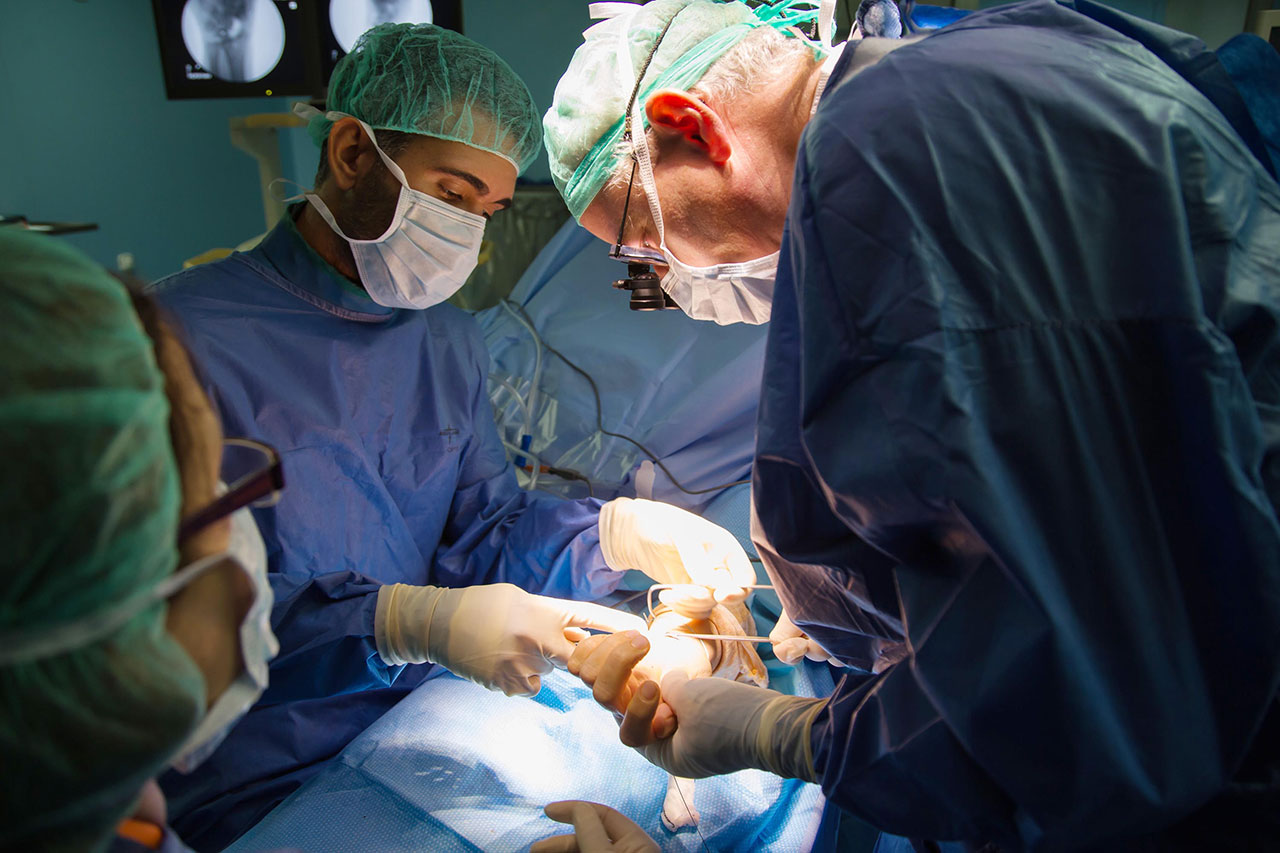 El Hospital de Alzira realiza el primer implante en España de una prótesis impresa en 3D en la muñeca de un paciente