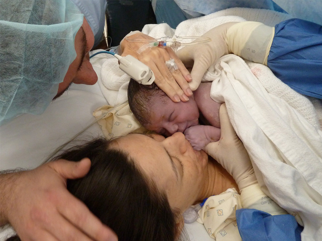 Los servicios de Pediatrí­a, Paritorio y Quirófano elaboran un protocolo para el contacto inmediato piel con piel tras la cesárea en el Hospital de Cuenca
