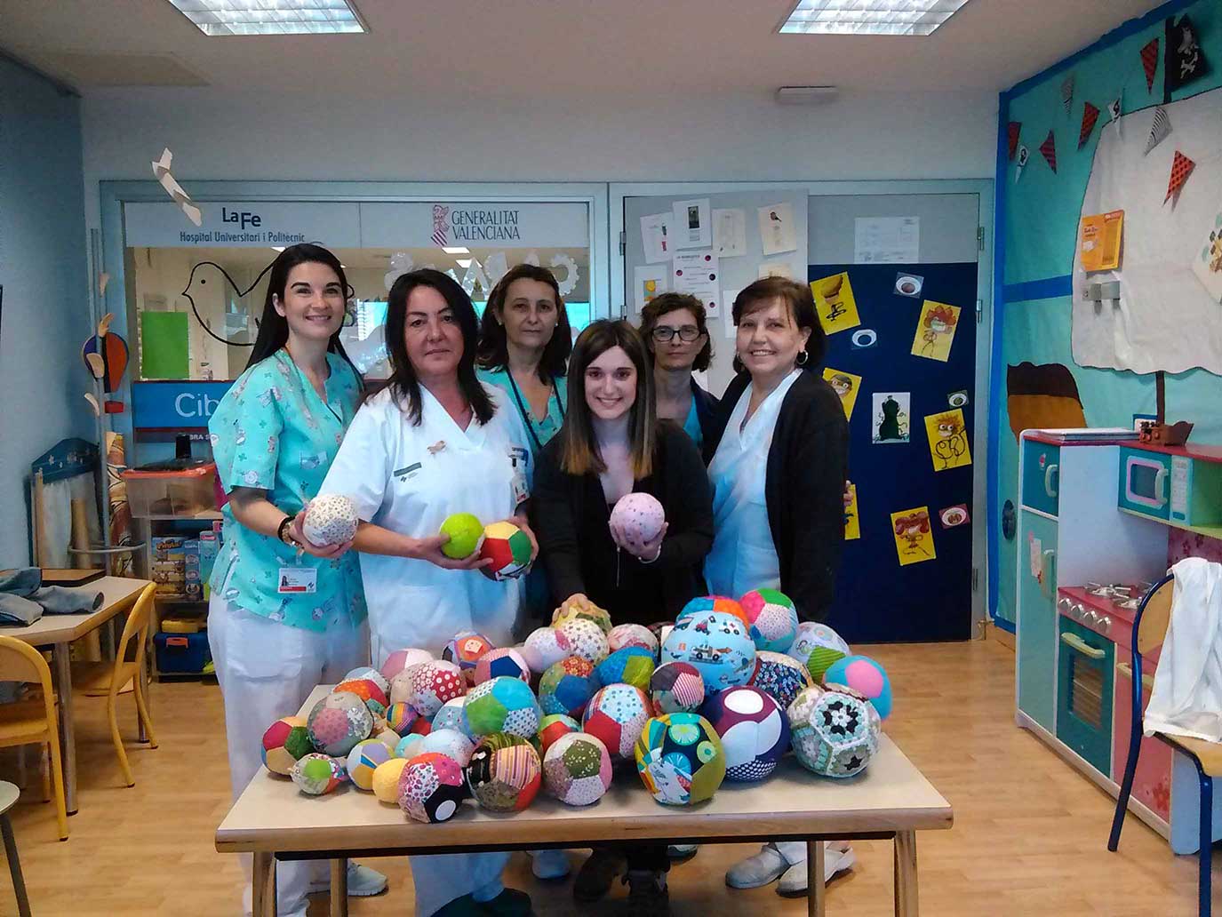 Oncologí­a Pediátrica del Hospital La Fe recibe pelotas de patchwork solidarias