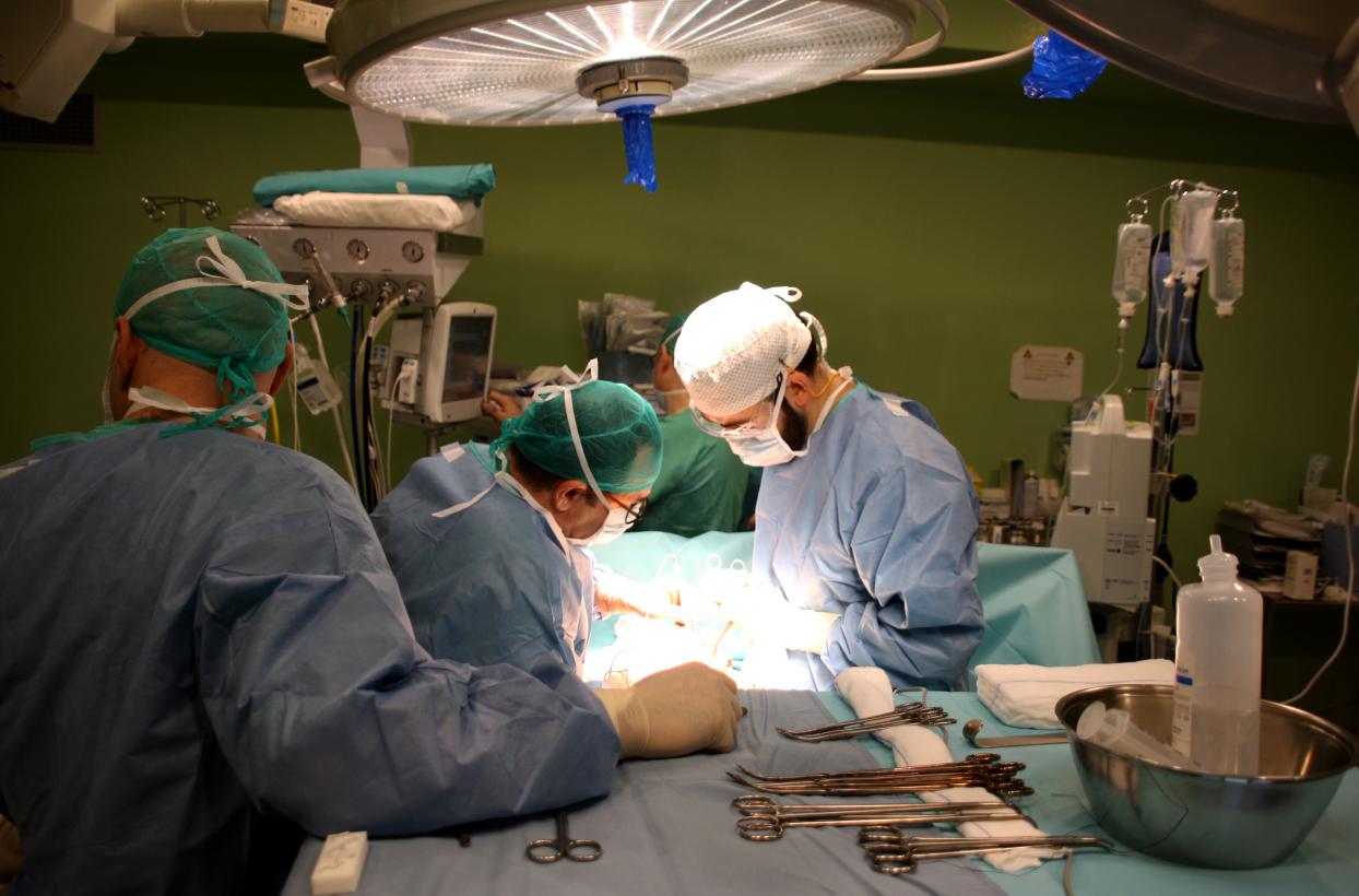 Cirujanos del Hospital Mancha Centro desarrollan una nueva técnica que permite abordar tumores pélvicos complejos mediante laparoscopia