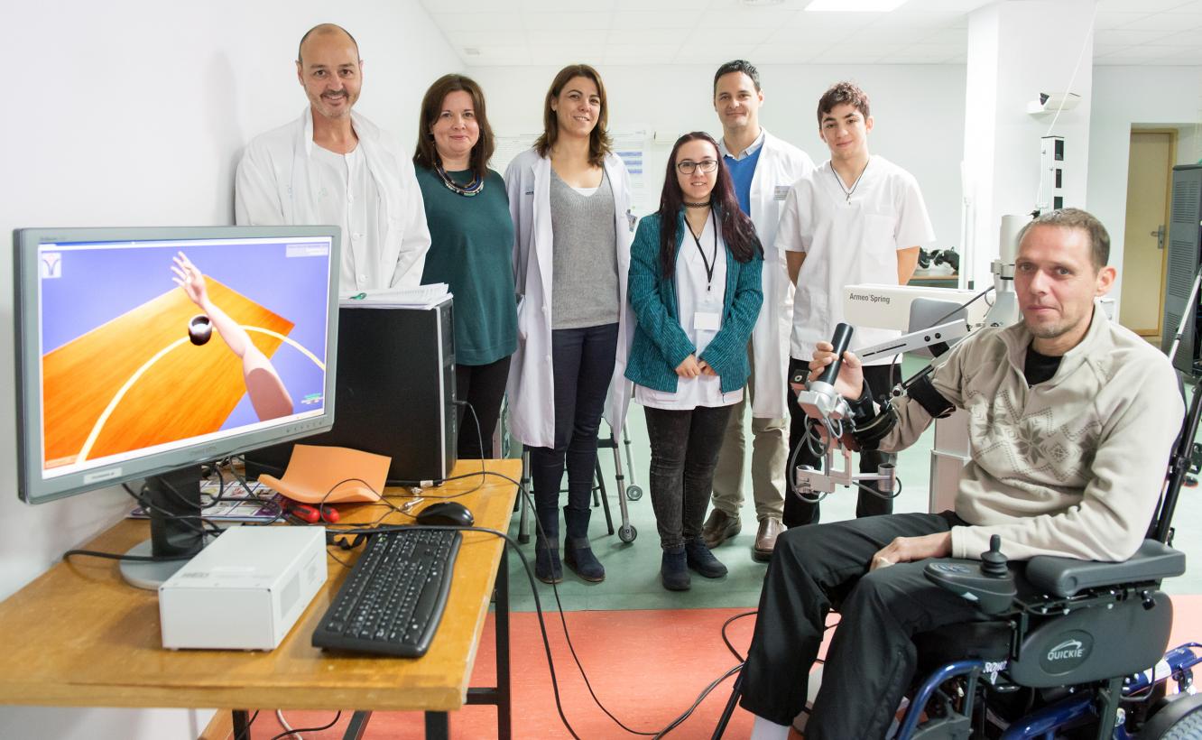 El Hospital Nacional de Parapléjicos estudia la efectividad de un exoesqueleto con realidad virtual para rehabilitar el miembro superior