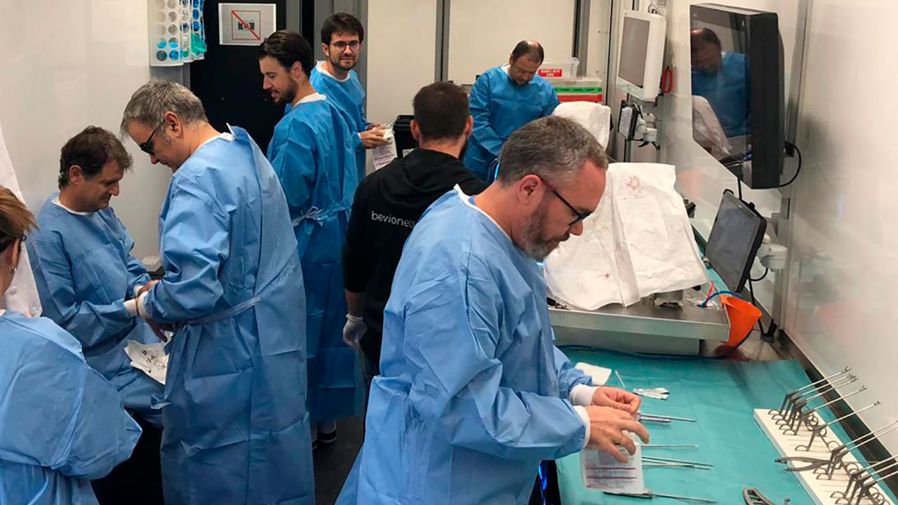 Traumatólogos del Complejo Hospitalario Universitario de Albacete actualizan su formación en técnicas quirúrgicas mínimamente invasivas