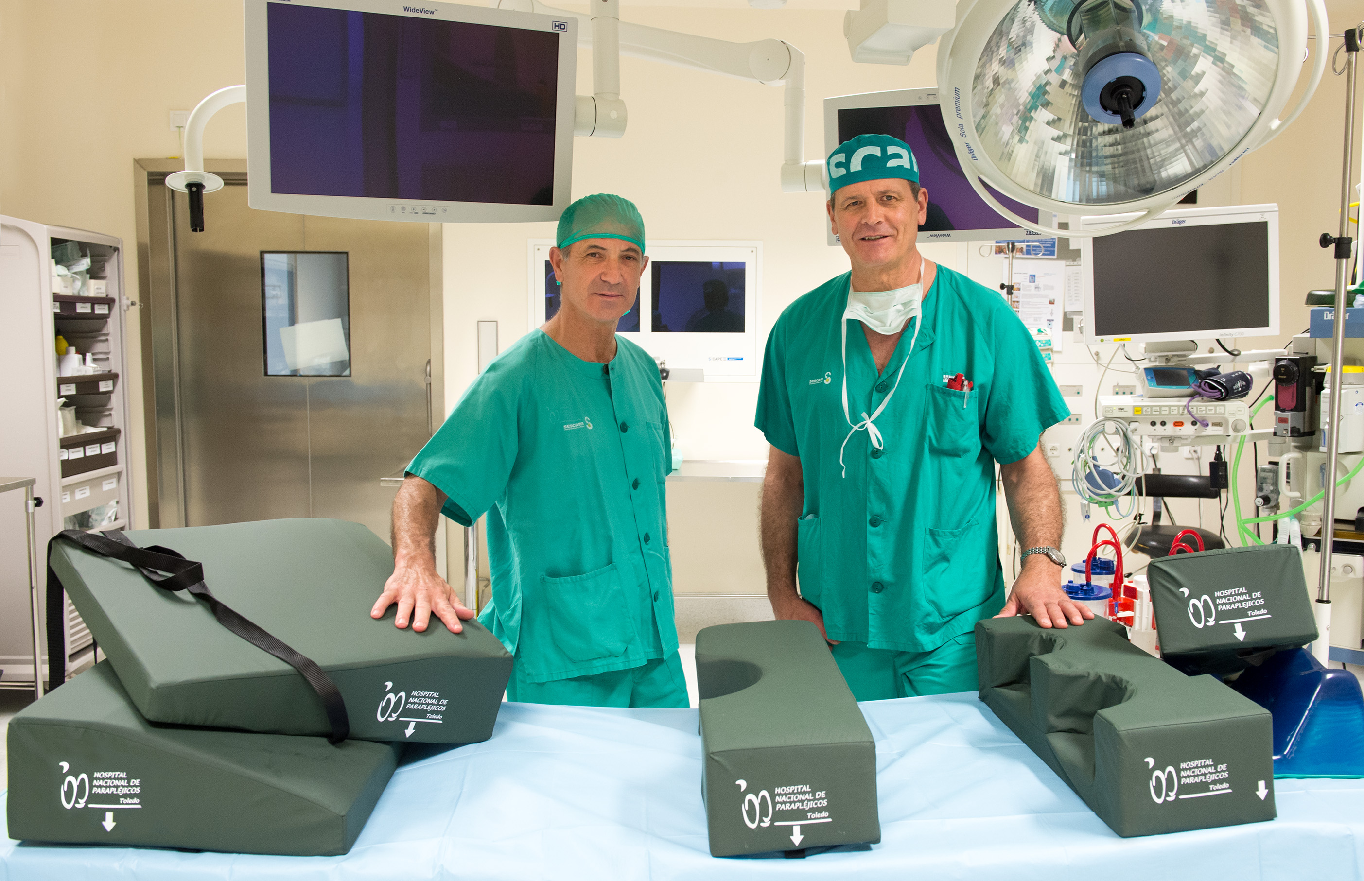Un estudio demuestra la eficacia de la idea de dos celadores del Hospital Parapléjicos que mejora la posición del lesionado medular en la mesa quirúrgica 